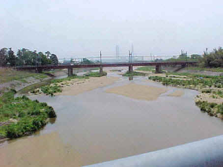 der Fluss neben der Schule